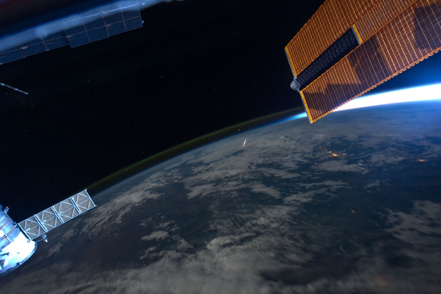 صورة للكرة الأرضية عند الغروب من محطة الفضاء الدولية تؤكد آية الليل نسلخ منه النهار