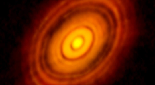 صورة حقيقية التقطها التلسكوي منعدد اللواقط للأمواح تحت ال ميليمتر ALMA لنظام شمسي في مراحله الأولى من التكوّن وتضح كيف تقوم الكواكب بتنظيف مساراتها من الأنقاض